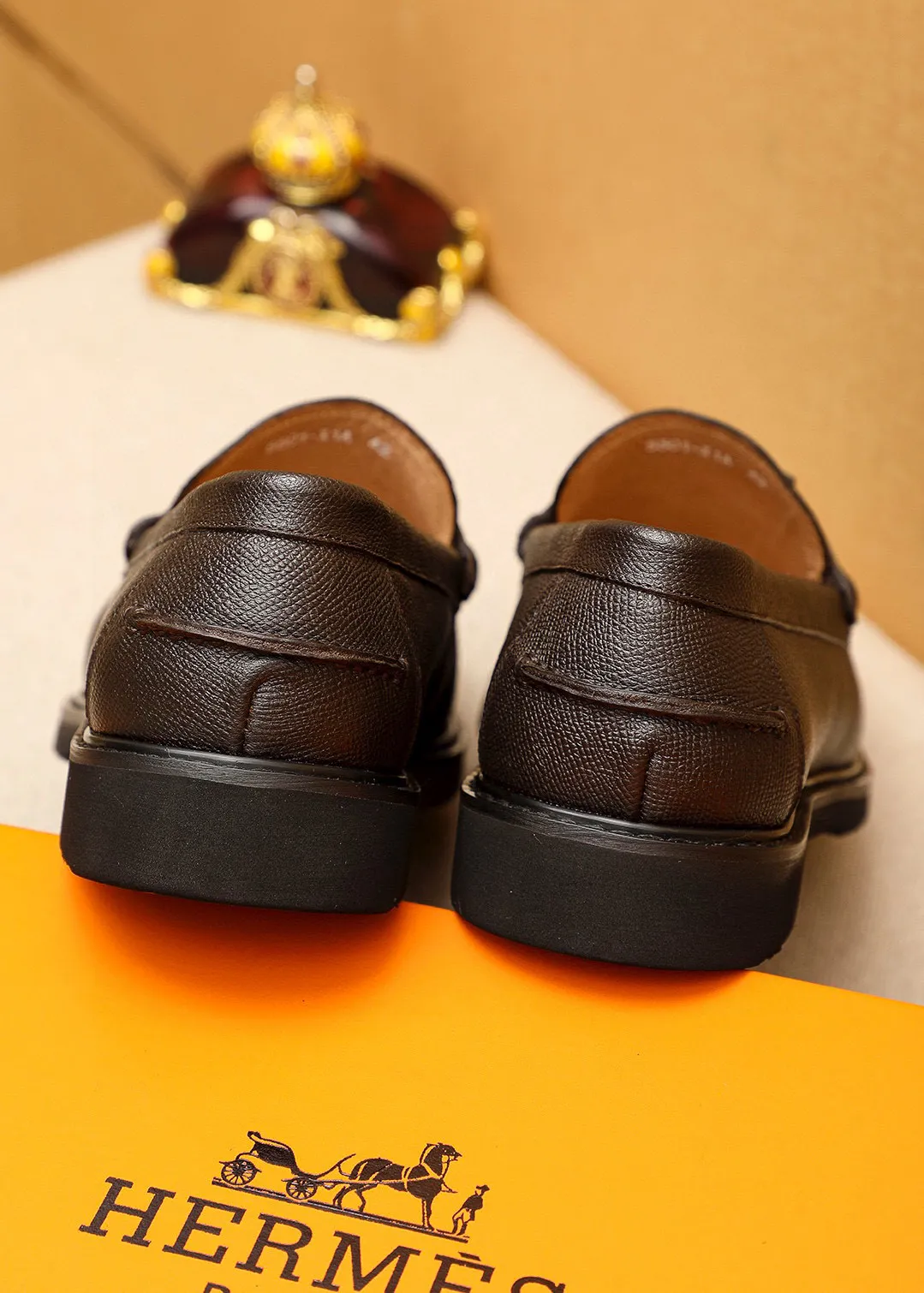 Men's shoes 💰460 💐 Product trademark: HERMES "Hermès" casual leather shoes Regular size: 39-44 (38.45🉑️customized) Product materials: Selected imported first-layer cross-grain cowhide upper + luxury hardware buckle, imported water-dyed cowhide lining. Strong three-dimensional visual effect, non-slip and wear-resistant rubber outsole Color: 4⃣️colors available